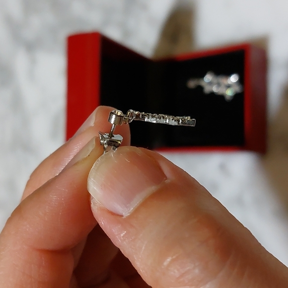 Beautiful star shaped crystal drop earrings - Picture 3 of 4